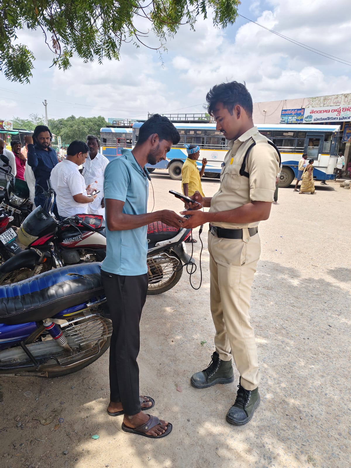 మక్తల్ బస్టాండ్ లో ఫింగర్ ప్రింట్ డివైస్ తో తనిఖీలు,మక్తల్  ఎస్ ఐ భాగ్యలక్ష్మి రెడ్డి.