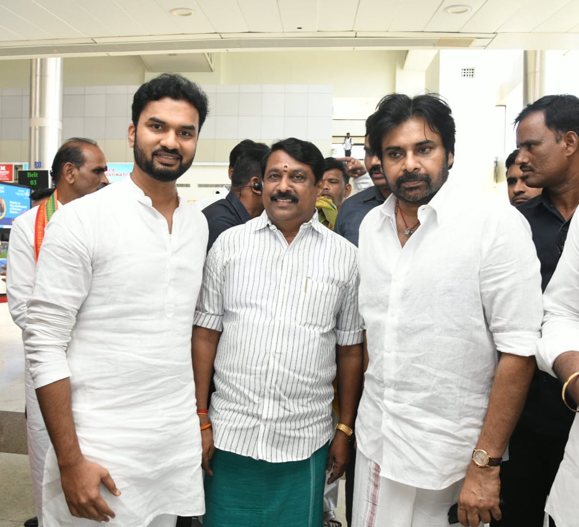 పవన్ కళ్యాణ్ కు స్వాగతం పలికిన ఆరణి మదన్