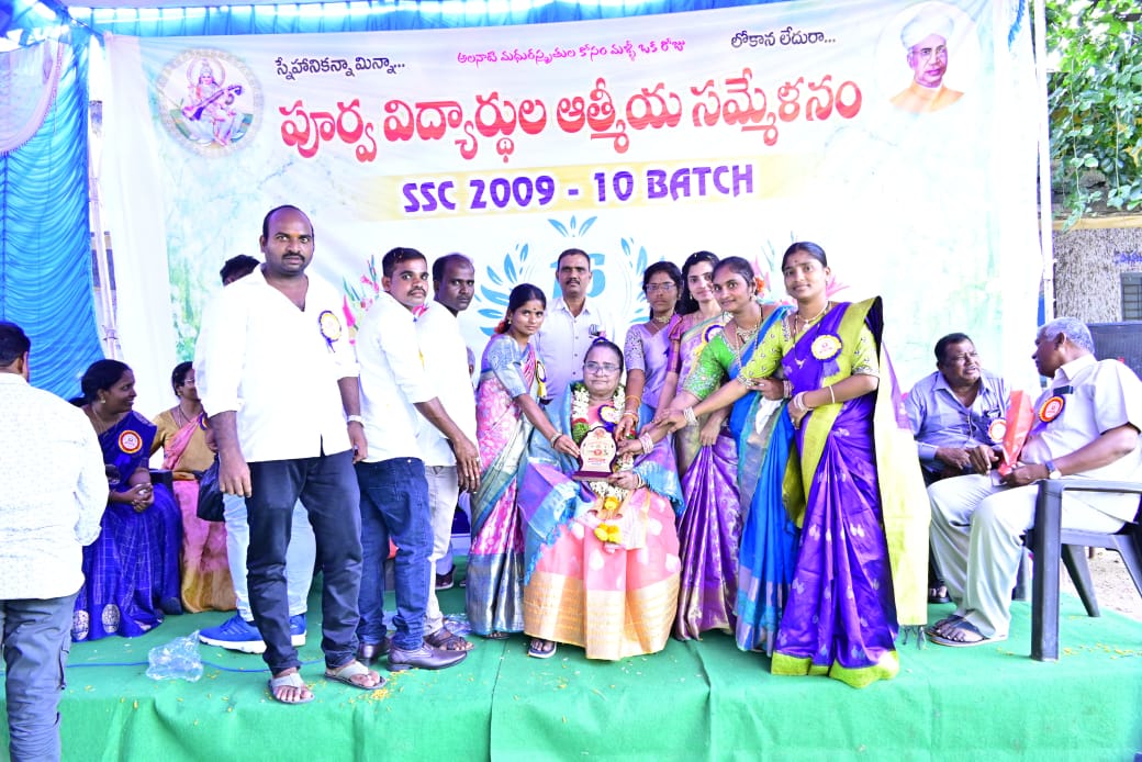 ముగ్గురు ఉపాధ్యాయులకు ఘనంగా సన్మానం.