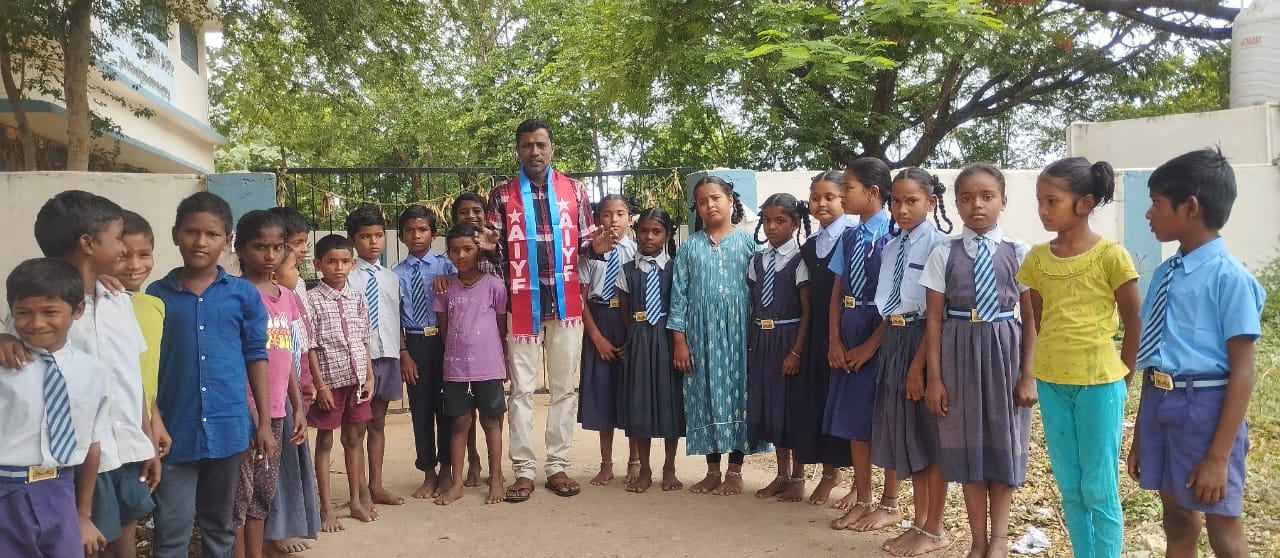 విద్యార్థులకు సకాలంలో పాఠ్యపుస్తకాలు అందించాలి.ఏఐవైఎఫ్ జిల్లా కార్యదర్శి ఎండి కుతుబ్