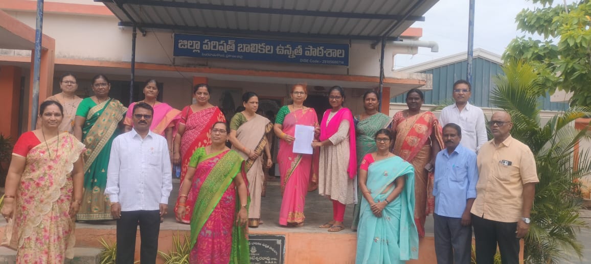 ట్రిపుల్ ఐటీ సీటు సాధించిన విద్యార్థినికి పాఠశాల ప్రధానోపాధ్యాయిని సత్కారం