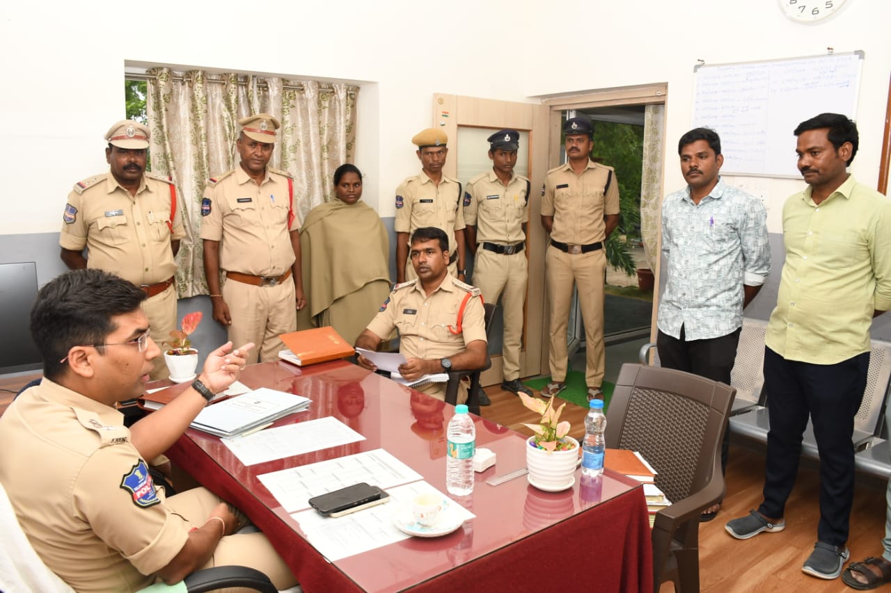 ప్రజలకు అందుబాటులో ఉంటూ సమర్థవంతంగా సేవలు అందించాలి, జిల్లా ఎస్పీ  యోగేష్ గౌతమ్.