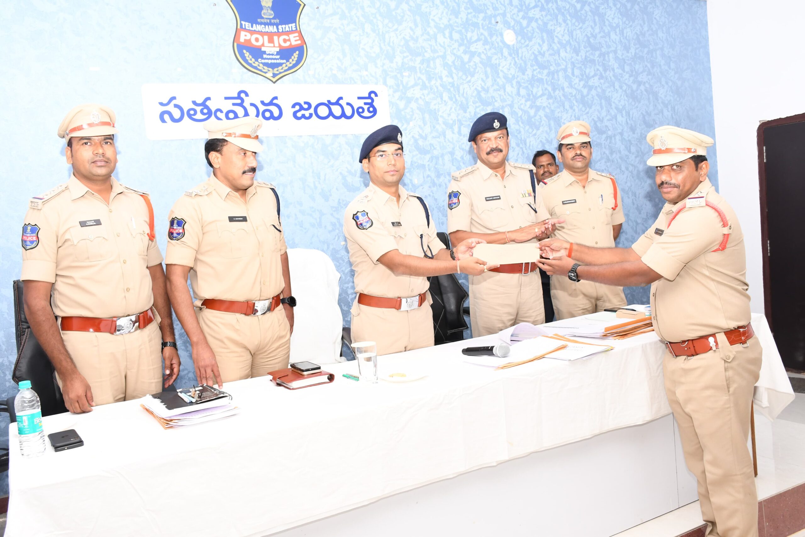 మక్తల్ పోలీసులను అభినందించిన జిల్లా ఎస్పీ యోగేష్ గౌతమ్.