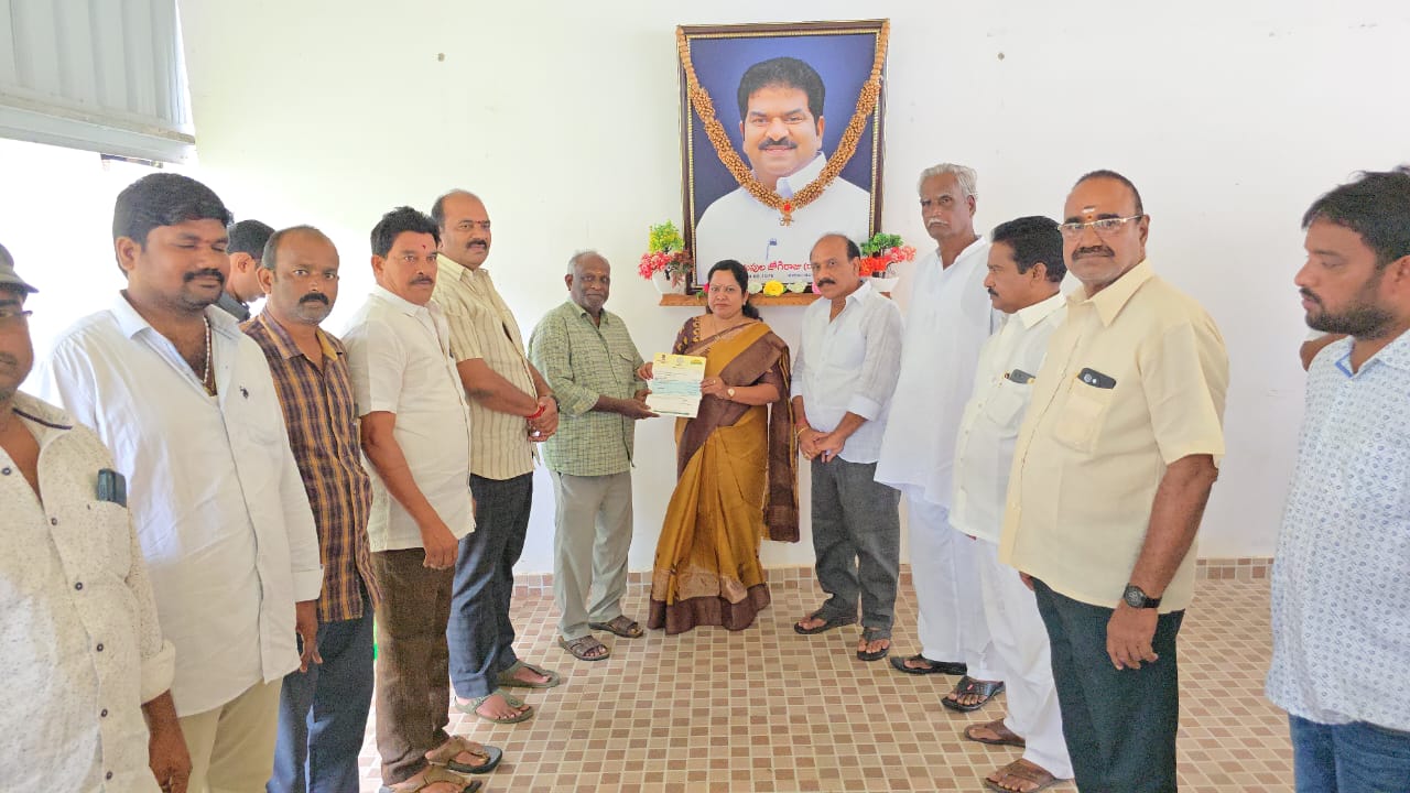 ముఖ్యమంత్రి సహాయనిధి చెక్కులు పంపిణీ చేసిన ఎమ్మెల్యే వరుపుల సత్యప్రభ…