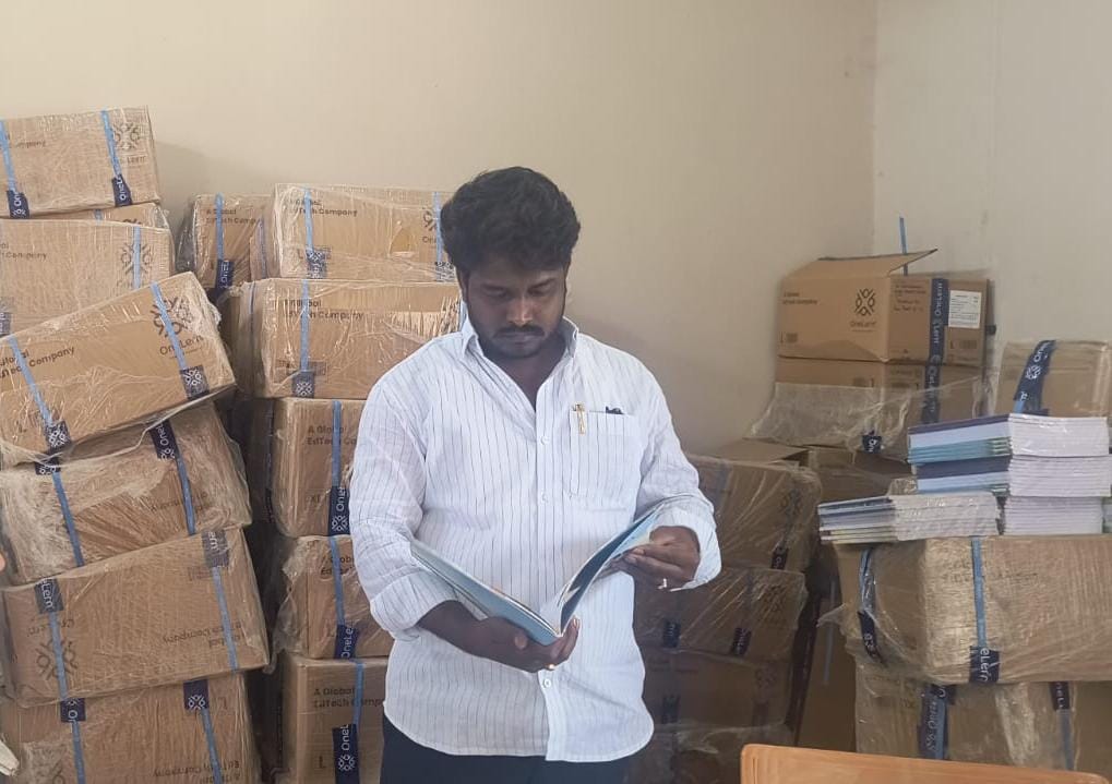 ఐజ శ్రీకృష్ణవేణి స్కూల్ యాజమాన్యం నడి బజార్లో పెట్టి పాఠ్యపుస్తకాలు అమ్మన యాజమాన్యం