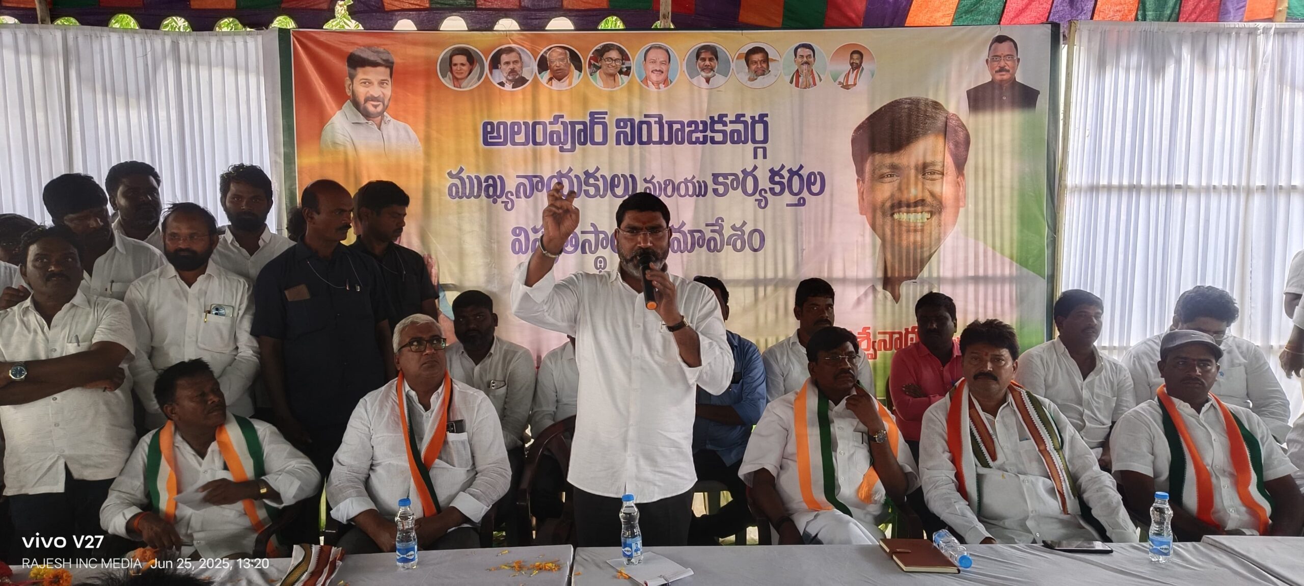 అలంపూర్ మాజీ ఎమ్మెల్యే ఎఐసిసి కార్యదర్శి డాక్టర్ ఎస్.ఏ. సంపత్ కుమార్  ఆధ్వర్యంలో అలంపూర్ నియోజక వర్గ స్థాయి సమావేశం హాజరైన ఎఐసిసి కార్యదర్శి మాజీ ఎంపీ విశ్వనాథ్  మరియు రాష్ట్ర క్రిస్టియన్ మైనార్టీ కార్పొరేషన్ ఛైర్మన్ దీపక్ జాన్  మరియు వెంకటేష్ వారికి ఘన స్వాగతం పలికిన కాంగ్రెస్ కార్యకర్తలు.
