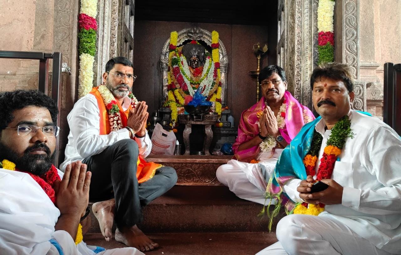 శ్రీ జోగులాంబ బాలబ్రహ్మేశ్వర స్వామి ఆలయాని దర్శించుకున్న మాజీ ఎమ్మెల్యే డాక్టర్ సంపత్ కుమార్