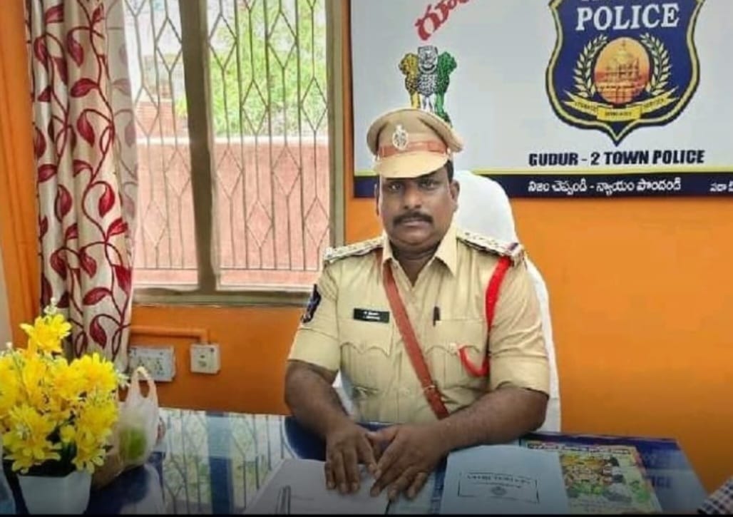 గూడూరు రైల్వే అండర్ బ్రిడ్జి వద్ద వన్ వే ఏర్పాటుగూడూరు,