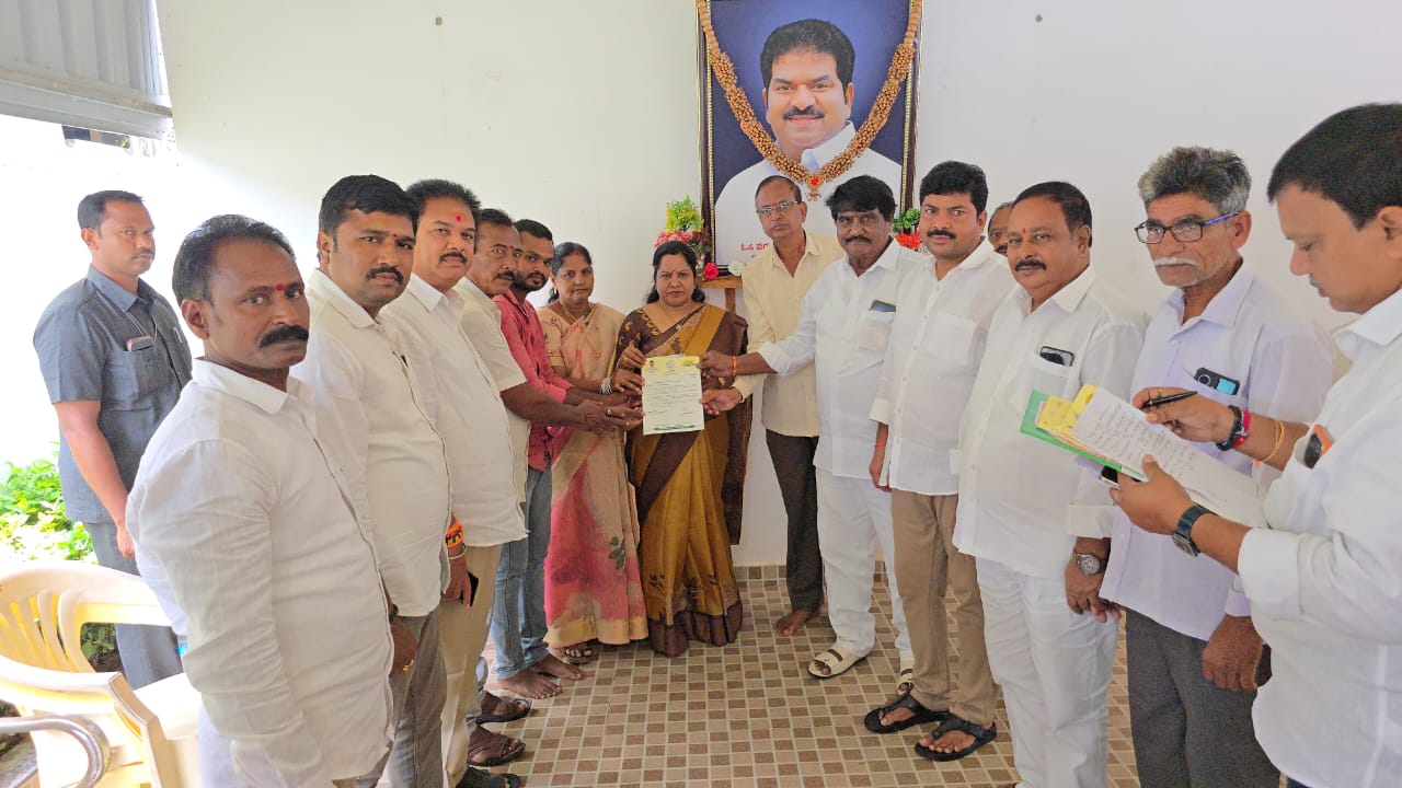 సీఎం సహాయ నిధి చెక్కులను – ఎమ్మెల్యే వరుపుల సత్యప్రభ పంపిణీ