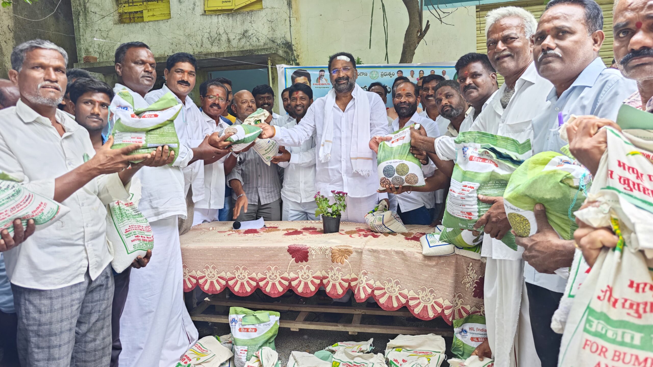 ఉచిత కంది విత్తనాలను పంపిణీ చేసిన మంత్రి వాకిటి శ్రీహరి.