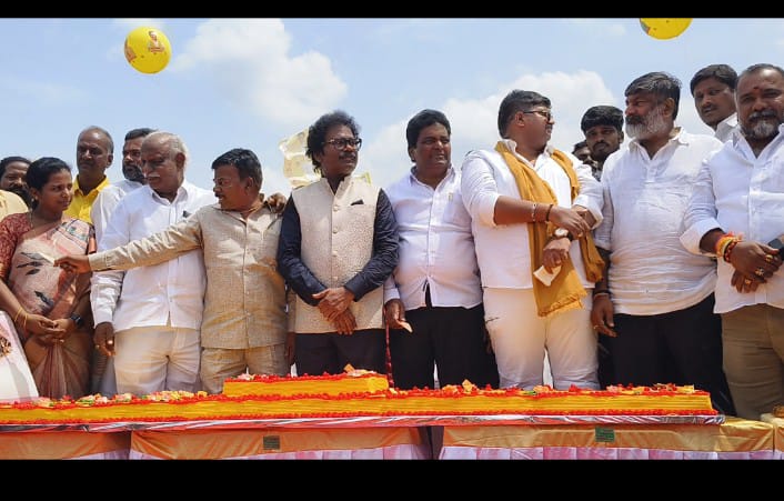 నా పుట్టినరోజు ఇంత అభిమానం చూపిన ప్రతి ఒక్కరికి రుణపడి ఉంటా… ఎమ్మెల్యే డాక్టర్ థామస్ ఆరు ఎలక్ట్రిక్ బైక్స్ ఆరు  ఎలక్ట్రిక్ సైకిలను పంపిణీ చేసిన ఎమ్మెల్యే డాక్టర్ థామస్