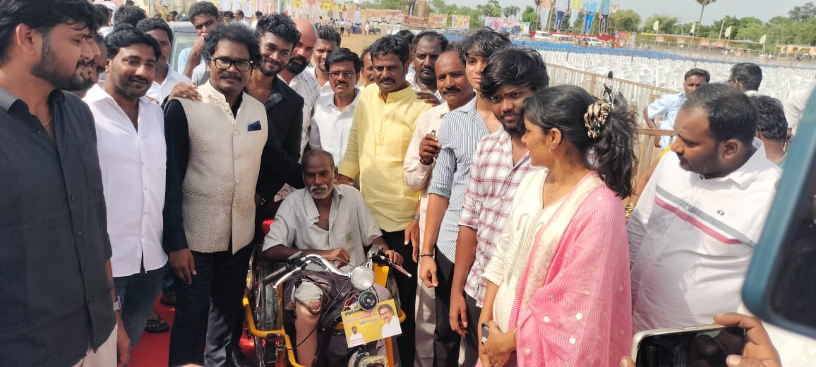 వికలాంగుల కుటుంబానికి ఎమ్మెల్యే చేయూత అందించిన జీడీ నెల్లూరు ఎమ్మెల్యే డాక్టర్ థామస్