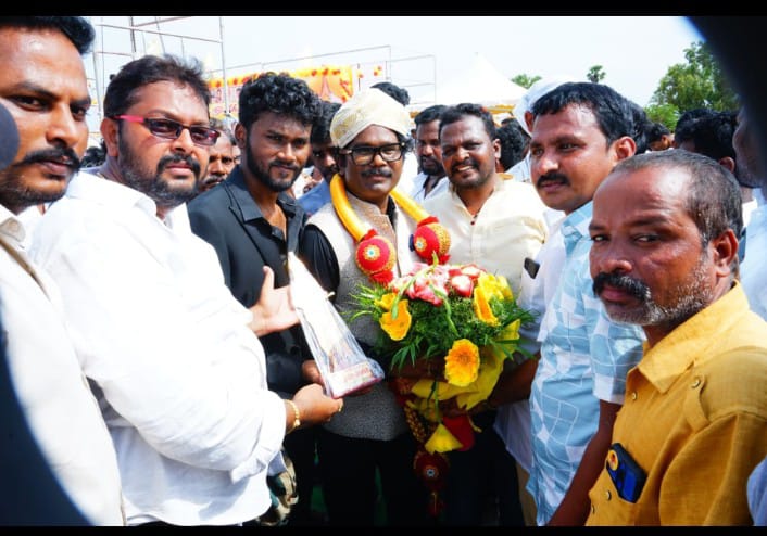 ఎమ్మెల్యే డాక్టర్ థామస్ ను సన్మానించిన పైనేని మురళి