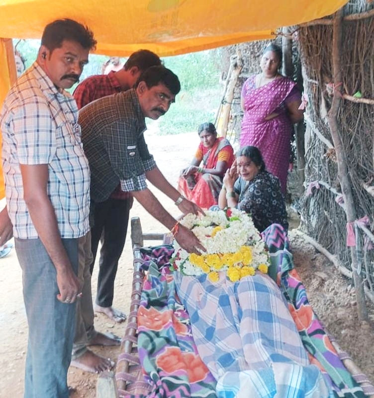 VRA పెద్ద గురవయ్య మృతి—నివాళులు అర్పిస్తున్న నల్లిపోగు నాగేశం.