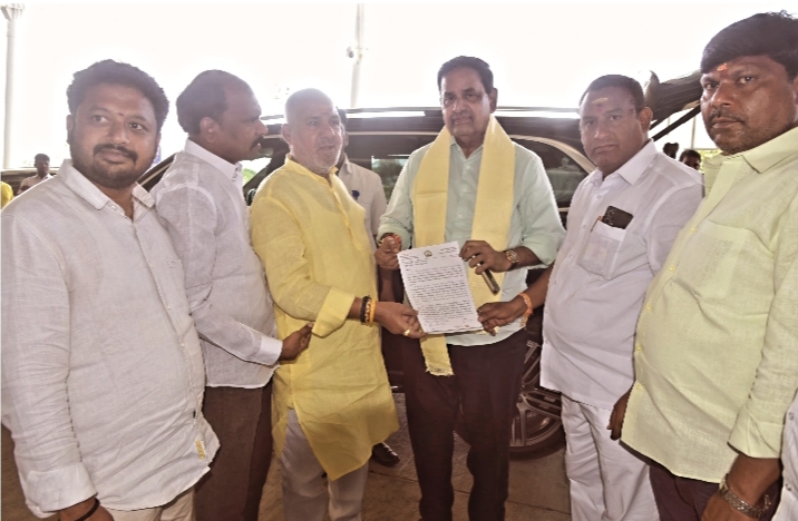 టిటిడి చైర్మన్ ను కలిసిన డిప్యూటీ మేయర్ఆర్.సి ముని కృష్ణ
