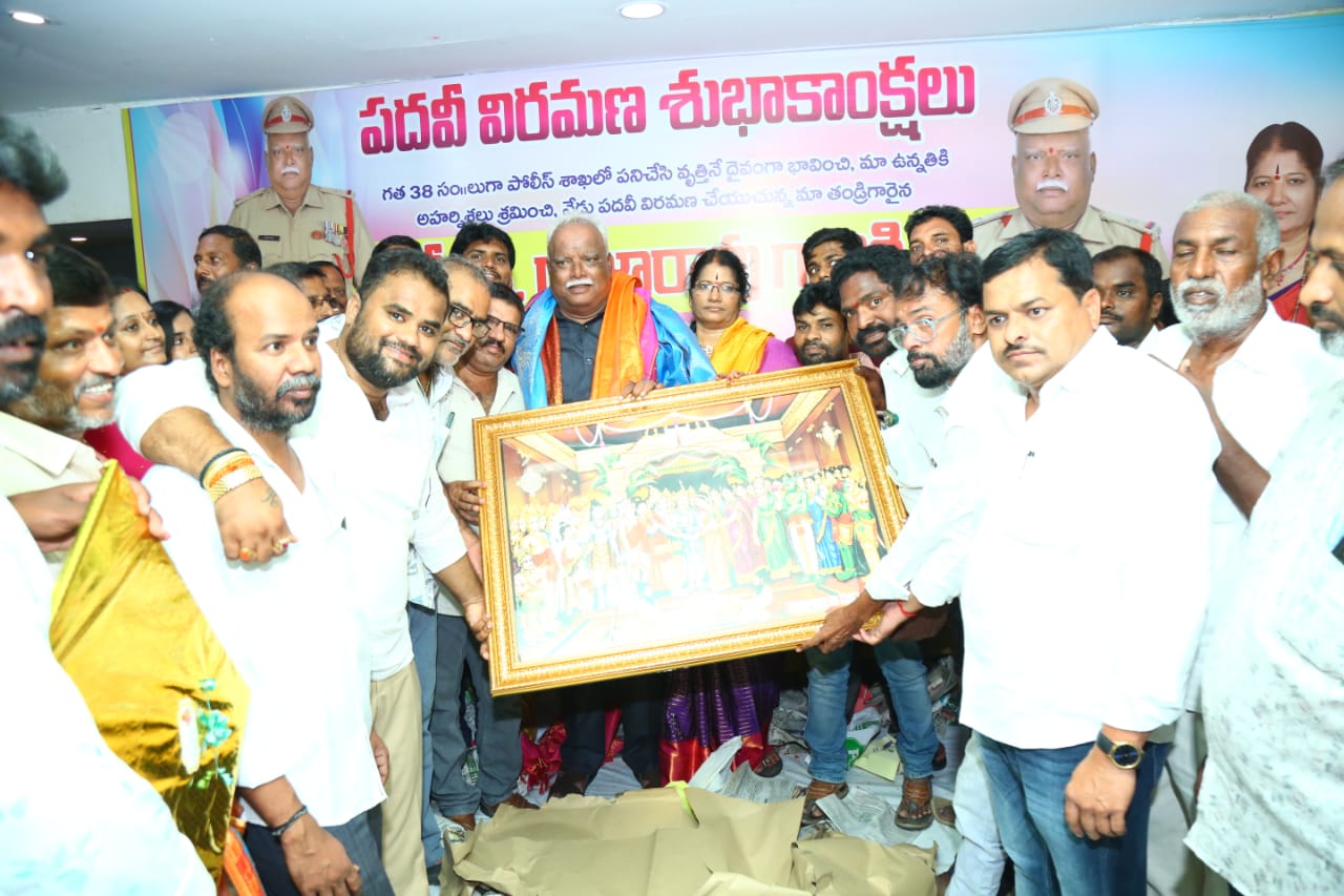 ఏఎస్ఐ రాజారావు ను సన్మానించిన ప్రైవేట్ ట్రావెల్స్ అసోసియేషన్