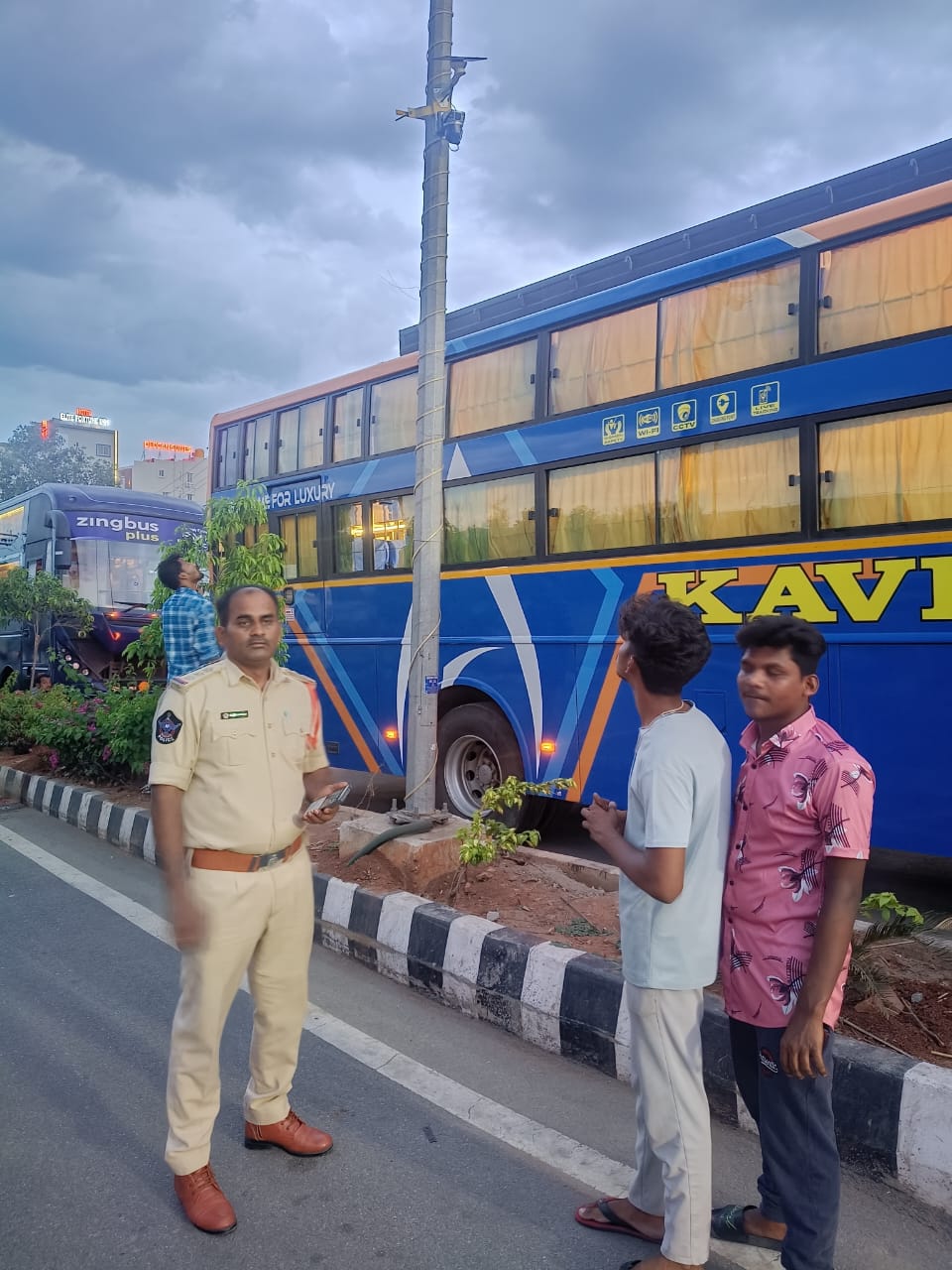 చింతలచేను రోడ్డులో సీసీ కెమెరాల ఏర్పాటు, నేరాల నియంత్రణ దిశగా కీలక అడుగు – ఈస్ట్ సీఐ శ్రీనివాసులు నేతృత్వంలో ఏర్పాటు చేసిన సీసీ కెమెరాలు