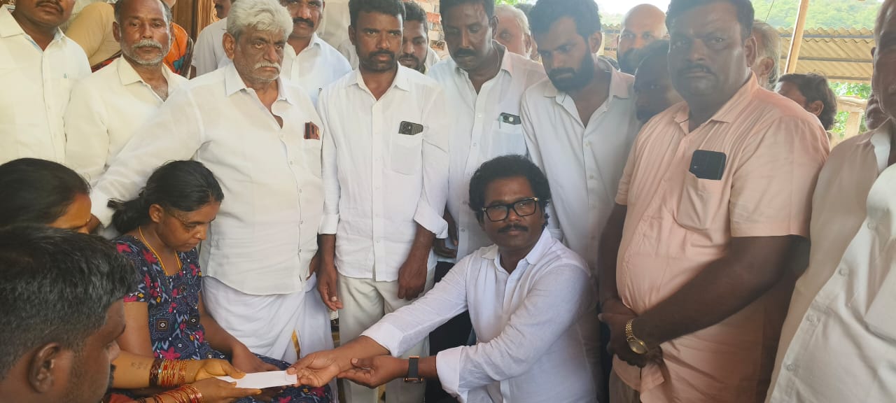 బస్సు ప్రమాద బాధిత కుటుంబానికి అన్ని విధాల సహాయం – ఎమ్మెల్యే డా. వి.ఎం. థామస్ హామీ