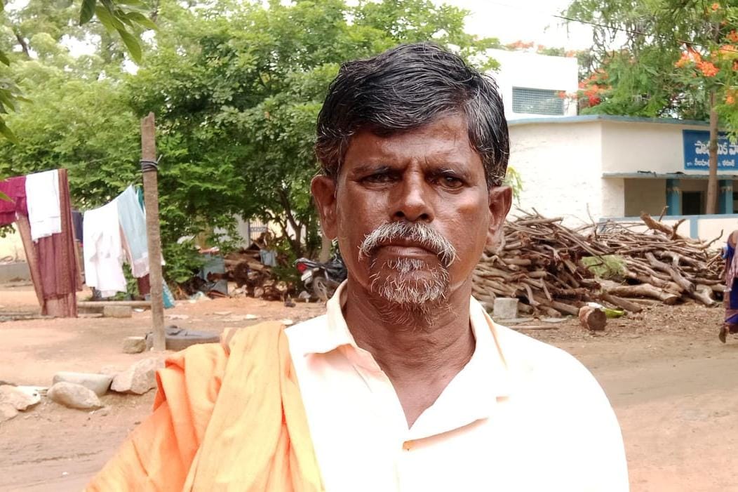 పెన్షన్ కోసం ఎదురుచూస్తున్న వృద్ధుడు – పక్షవాతం తో బాధపడుతున్న బోయ రంగస్వామి