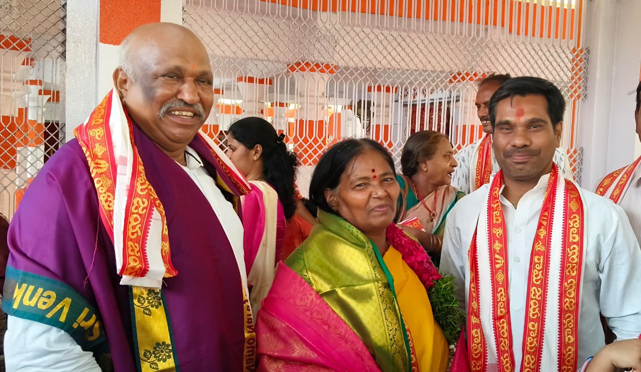 కర్మన్ ఘాట్ హనుమాన్ టెంపుల్ డైరెక్టర్ గా పదవీ బాధ్యతలు స్వీకరించిన ముద్ద రాజేశ్వరి హనుమంతరావు ను సన్మానించిన గంధం శ్రీనివాస్
