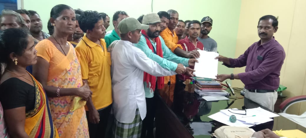 గిరిజన మంత్రులు ఎందరోచ్చినా, గిరిజనులు సాగు చేస్తున్న భూములకు పట్టాలు మంజూరు చేయడం లేదు,