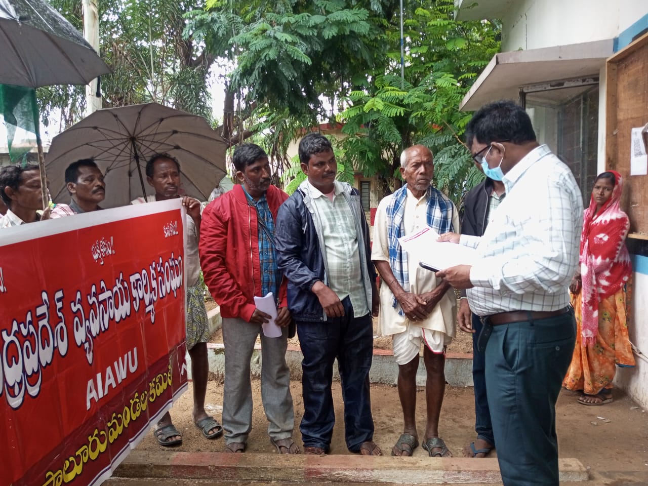 సాగు చేస్తున్న గిరిజన రైతులు భూములు కి ప్రభుత్వము పట్టలు ఇవ్వాలి