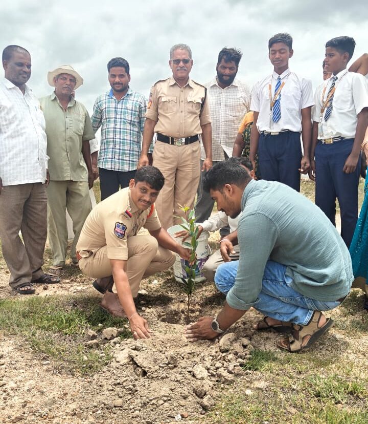 మాదకద్రవ్యాలకు బానిస కావద్దని, జీవితాన్ని నాశనం చేసుకోవద్దు, ఎస్సై