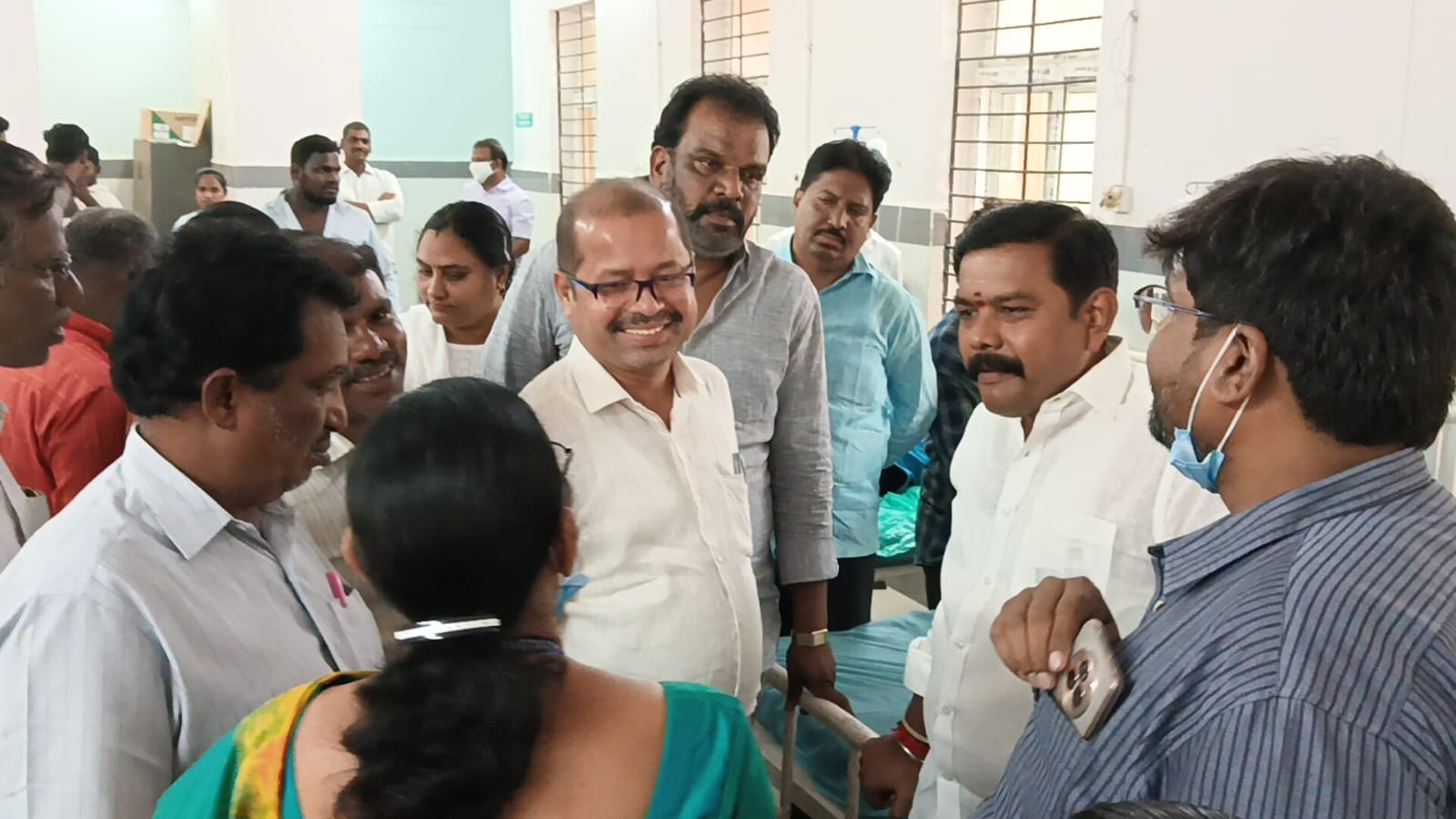 శ్రీకాళహస్తి బీసీ హాస్టల్లో విద్యార్థులకు ఫుడ్ పాయిజన్ పరామర్శించిన అంజూరు తారక శ్రీనివాసులు
