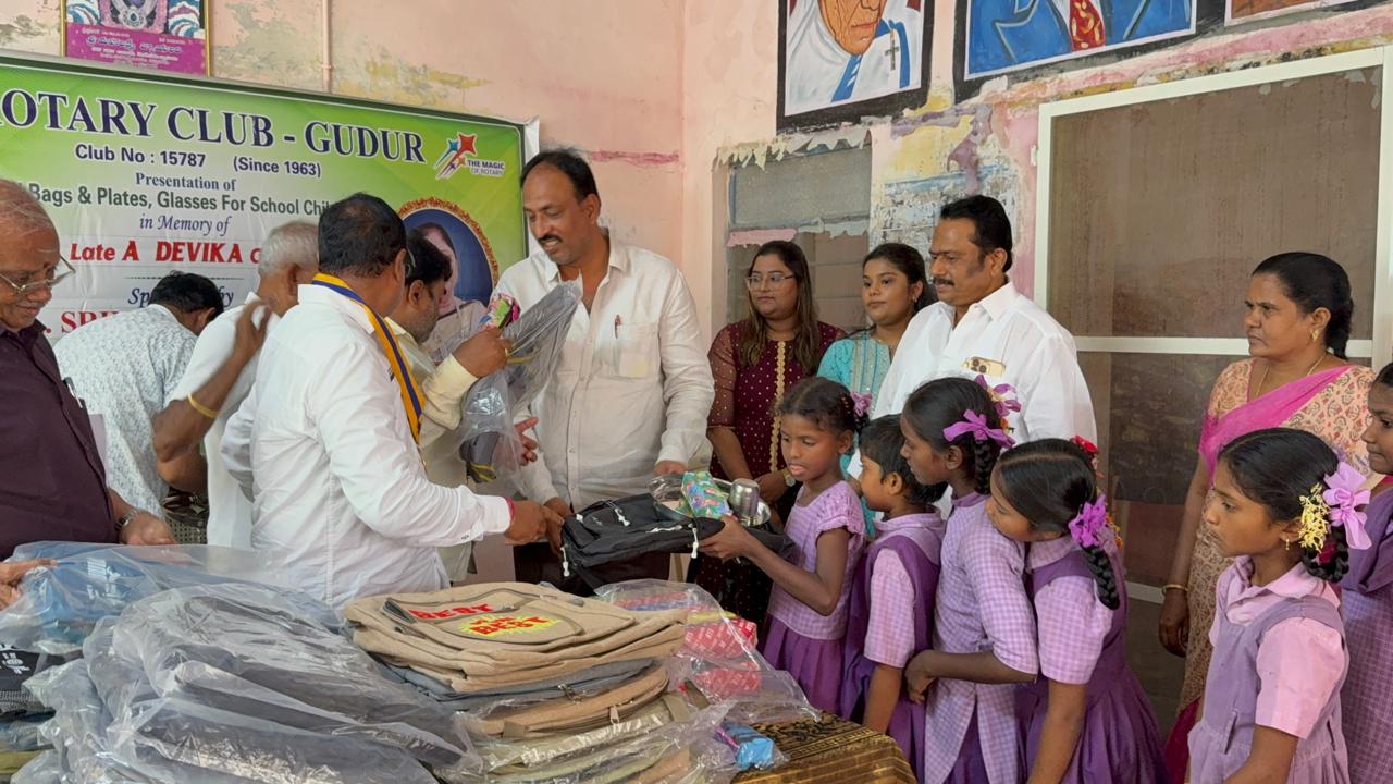 రోటరీ క్లబ్ ఆధ్వర్యంలో విద్యార్థులకు విద్యా సామాగ్రి పంపిణీ