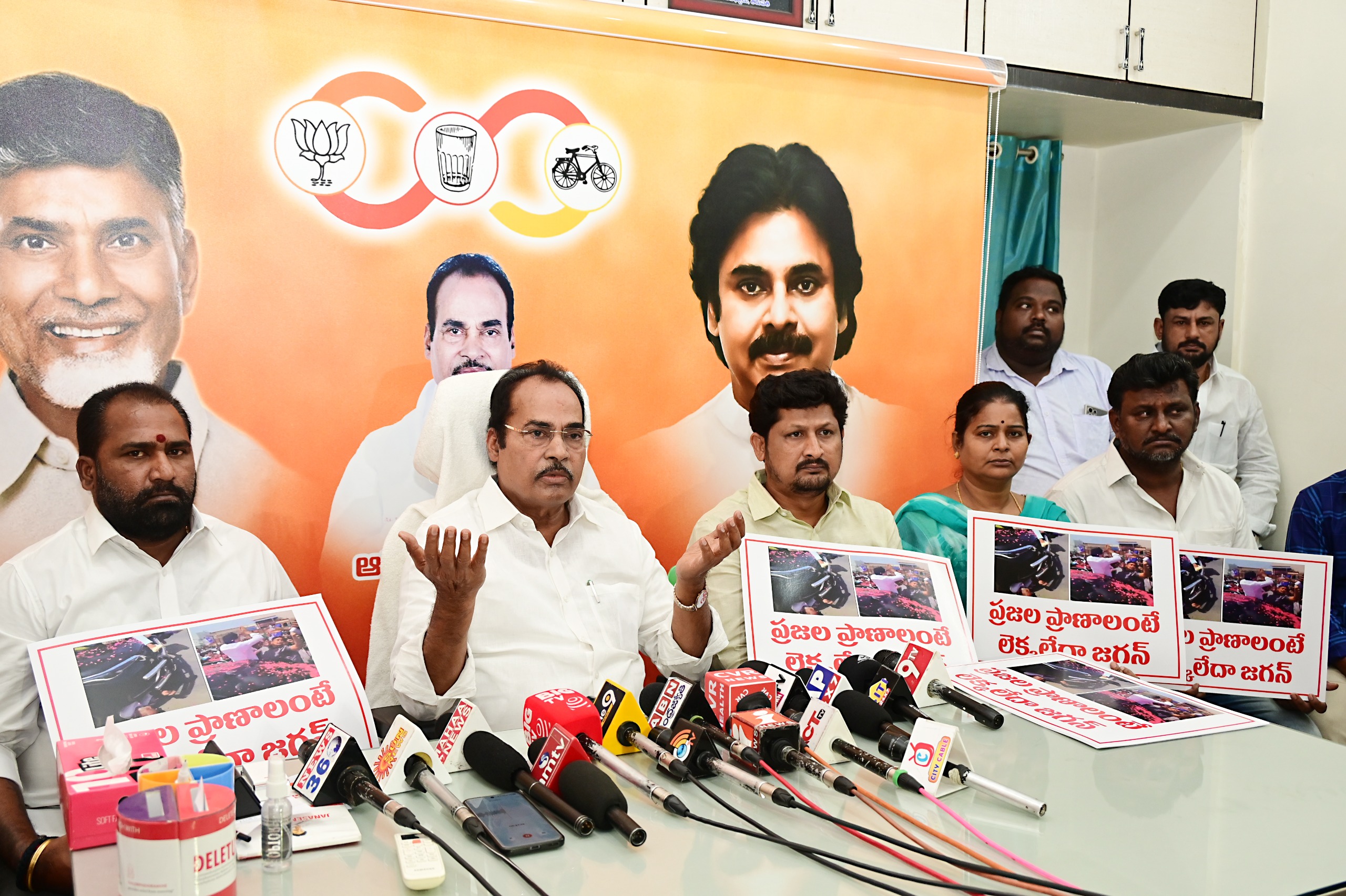 రాజ‌కీయ ల‌బ్ది కోస‌మే జ‌గ‌న్ ప‌రామ‌ర్శ‌లుః ఎమ్మెల్యే ఆర‌ణి శ్రీనివాసులు