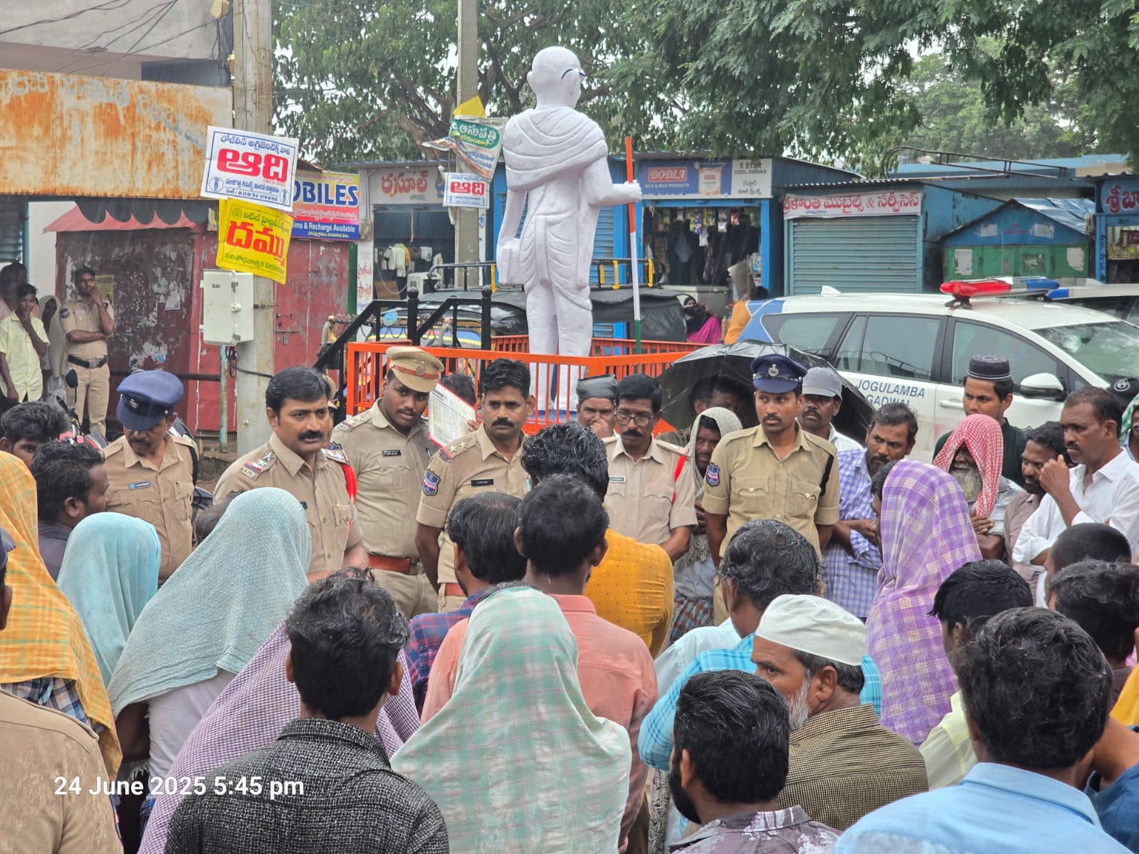 నేరాల నిర్మూలనకై, శాంతి భద్రతల పరిరక్షణ కొరకే కమ్యూనిటీ కాంటాక్ట్ ప్రోగ్రాం: ఆలంపూర్ సీఐ రవి బాబుజిల్లా ఎస్పీ శ్రీ టి. శ్రీనివాస రావు,IPS ఆదేశాల మేరకు