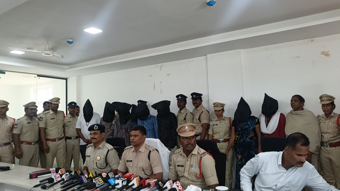 భర్తను మోసం చేసి ప్రియుడితో కలిసి హత్య చేసిన భార్య – 8 మంది అరెస్టురెండు తెలుగు రాష్ట్రాల్లో కలకలం రేపిన హత్య కేసు కొద్ది రోజుల్లో ఛేదనగద్వాల పోలీసులు అద్భుత అన్వేషణతో నిందితుల అరెస్ట్