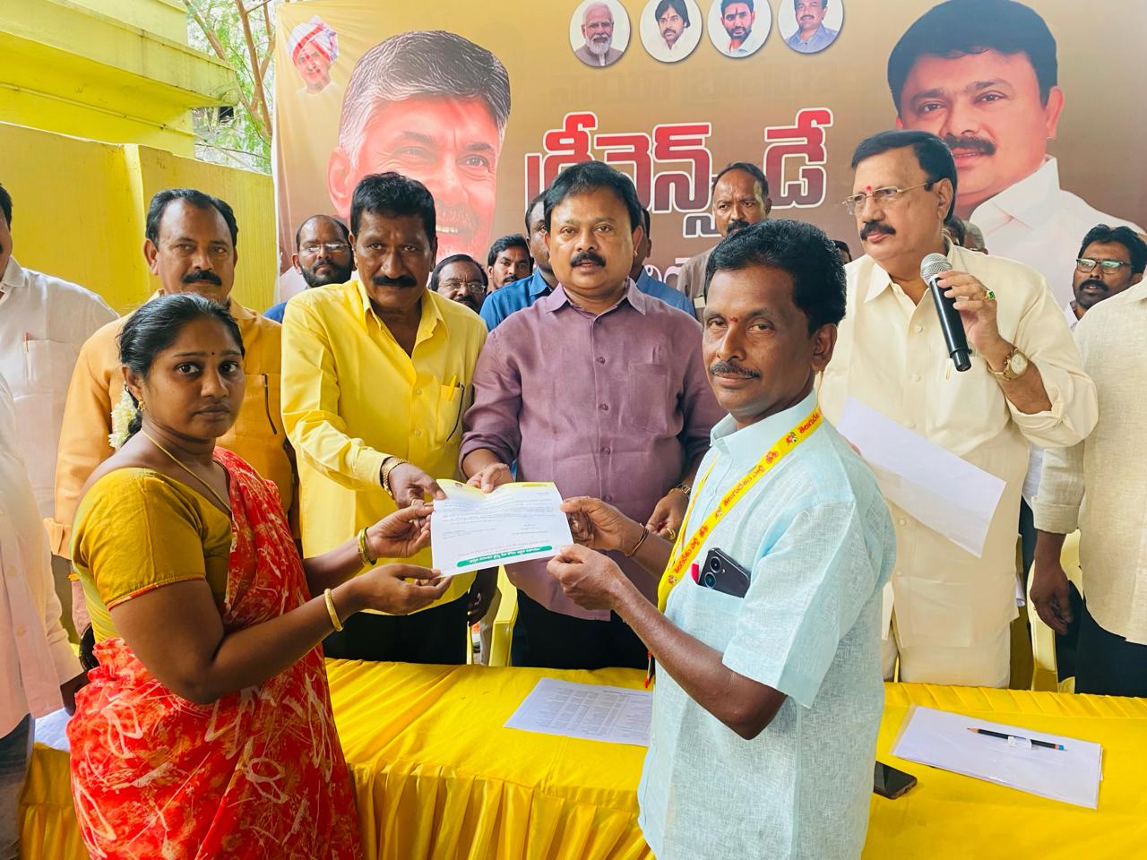 సీఎం సహాయనిధి చెక్కుల అందించిన ఎమ్మెల్యే