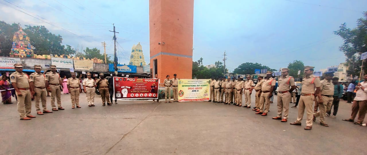 మాదక ద్రవ్యాలకు యువత దూరంగా ఉండాలి, గూడూరు పట్టణంలో అవగాహన ర్యాలీ