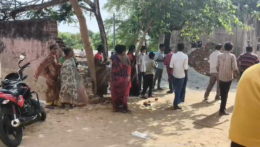 ఉరేసుకుని ఇంటర్ విద్యార్థిని ఆత్మహత్య