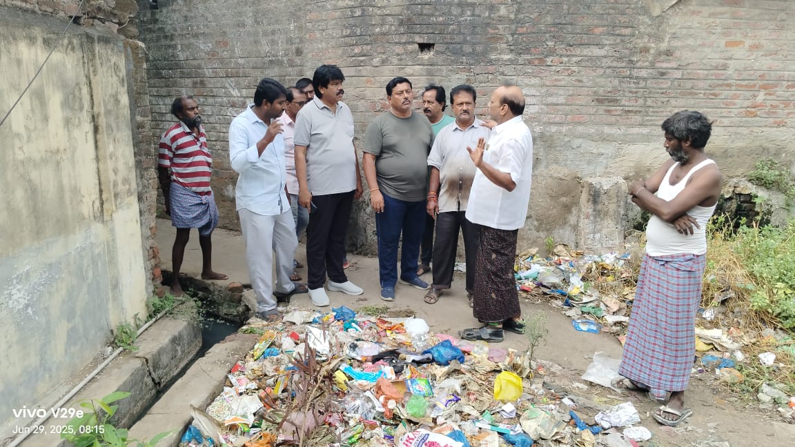 పారిశుద్ధ్య పనులను పర్యవేక్షించిన టిడిపి నేతలు