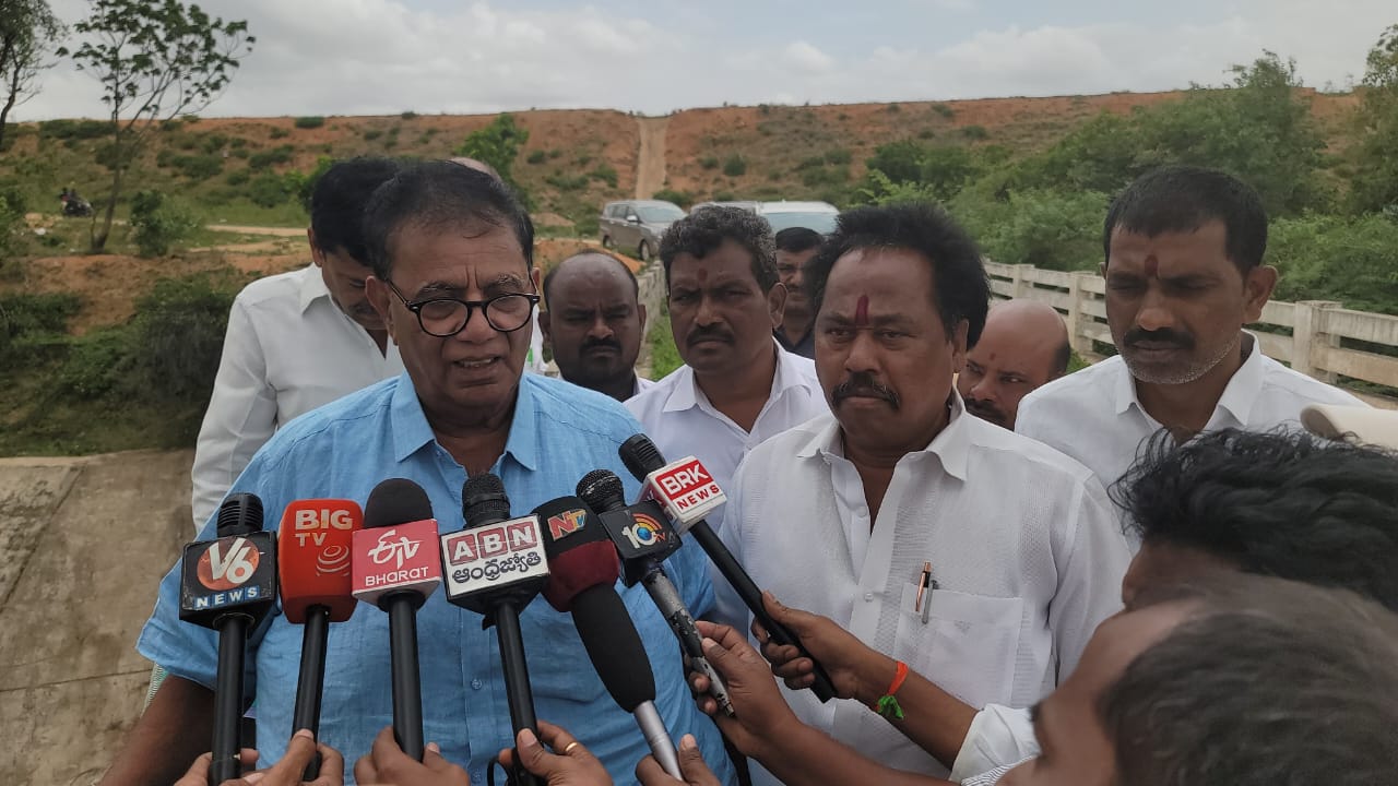 అబద్దాలతో మసిబూసి మారేడు కాయ చేయాలని చూస్తున్నారు. ర్యాలంపాడు రిజర్వాయర్ రిపేర్ల పై ఇంకా ఎన్ని రోజులు అబద్ధాలు చెబుతారు. సిట్టింగ్ హైకోర్టు చర్చిచే ఎంక్వయిరీ చేయించాలి.