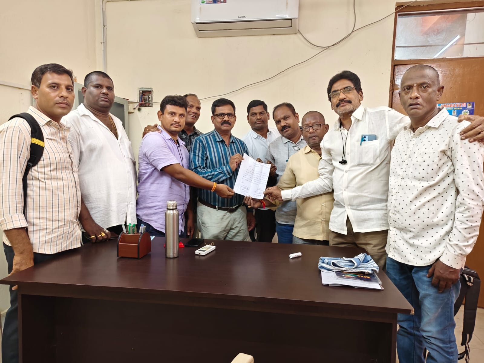 ఎస్ఐ మురళి పై చర్యలు తీసుకోవాలి – సాలూరు ప్రెస్ క్లబ్