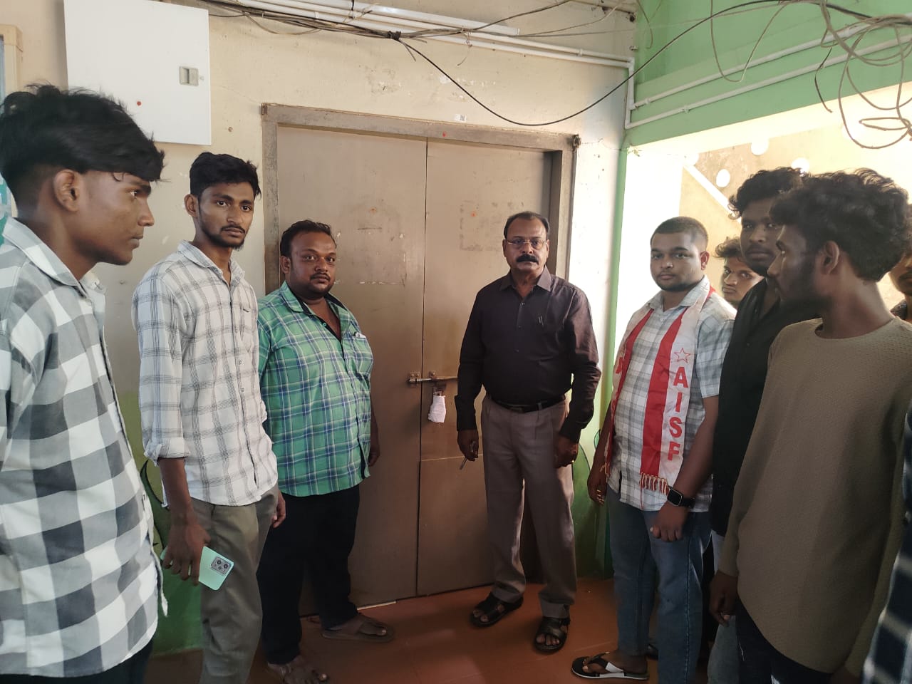 శ్రీ చైతన్య ఇంగ్లీష్ మీడియం స్కూల్ పుస్తకాల గదిని సీజ్ చేసిన అధికారులు