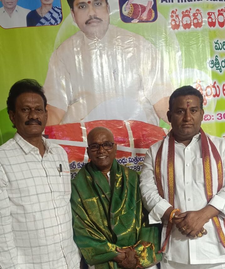 సూర్య ‘ కార్టూనిస్ట్ నారు ను సన్మానించిన ఏపీ నాయి బ్రాహ్మణ కార్పొరేషన్ చైర్మన్