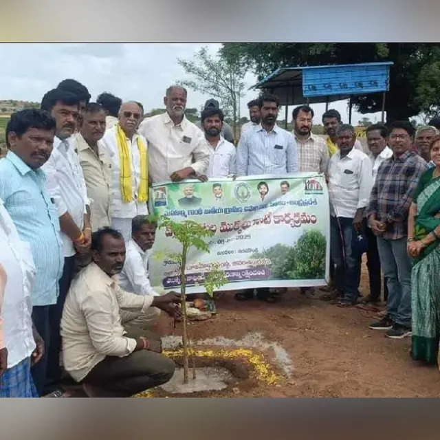 ఉరవకొండలో ఉపాధి హామీ పథకం కింద పండ్ల తోటల మొక్కలు నాటడం