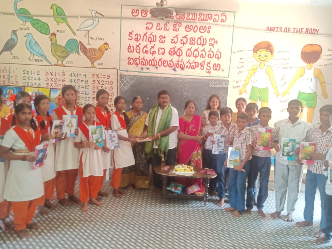 విద్యార్థులకు నోట్ బుక్స్, పెన్నులు,పాఠశాలకు కుర్చీల వితరణ