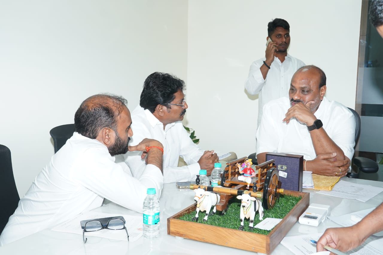 వ్యవసాయ శాఖ మంత్రి కింజారపు అచ్చెన్నాయుడు గారిని పొగాకు రైతులకు గిట్టుబాటు ధర కల్పించాలని కోరిన ఉదయగిరి ఎమ్మెల్యే శ్రీ కాకర్ల సురేష్, గిద్దలూరు ఎమ్మెల్యే శ్రీ ముత్తుముల అశోక్ రెడ్డి..!సానుకూలంగా స్పందించిన మంత్రి శ్రీ కింజారపు అచ్చెన్నాయుడు జిపిఏ, అలియన్స్, కంపెనీల ద్వారా కొనుగోలు చేయిస్తానని హామీ..!