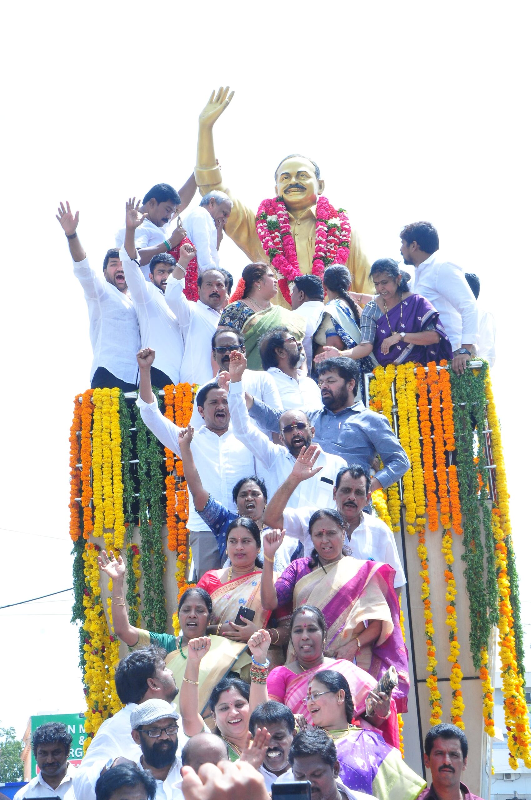 నెల్లూరు నగర నియోజకవర్గ ఇన్చార్జ్ అండ్ ఎమ్మెల్సీ పర్వత రెడ్డి చంద్రశేఖర్ ఆధ్వర్యంలో ఘనంగా వైఎస్ రాజశేఖర్ రెడ్డి జయంతి వేడుకలు