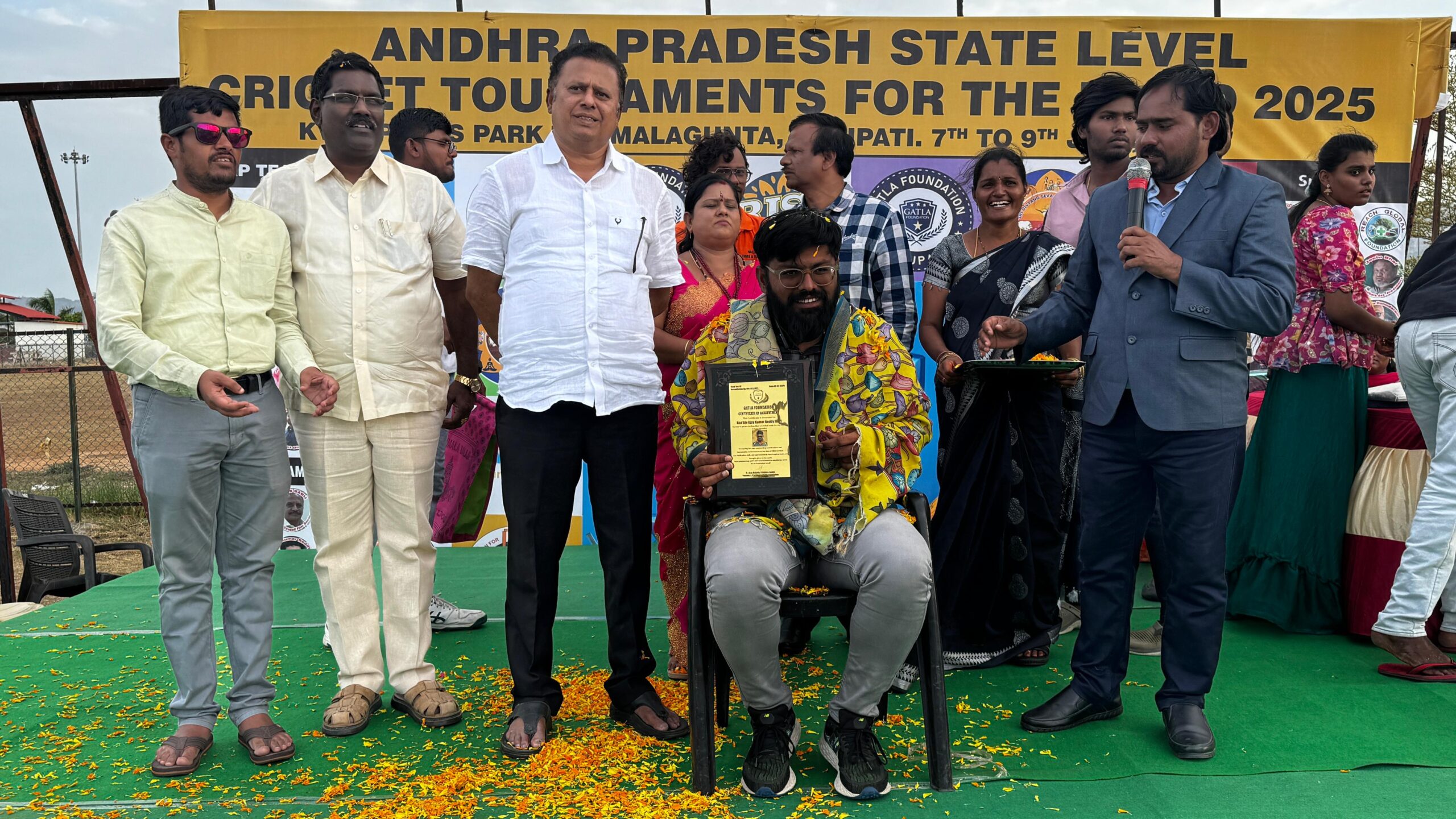 రాష్ట్రస్థాయి విజేతలకు బహుమతులు అందజేసిన డాక్టర్ పసుపులేటి హరిప్రసాద్..