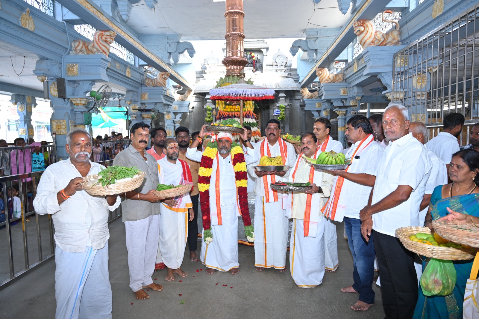 శాకాంబరిదేవి అమ్మవారి సేవలో పూతలపట్టు శాసనసభ్యులు మురళీమోహన్..