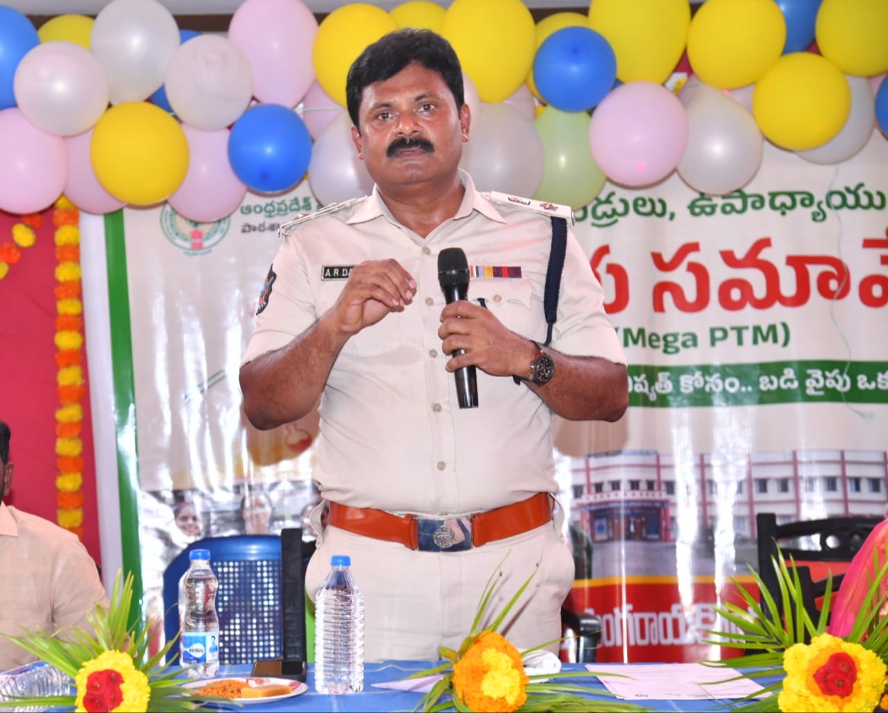 విద్యార్థినిలకు గుడ్ & బ్యాడ్ టచ్, మాదక ద్రవ్యాల వలన జరిగే దుష్పరిణామాలు, సైబర్ నేరాలు, రోడ్ సేఫ్టీ పై అవగాహన కల్పించిన జిల్లా ఎస్పీ గారు