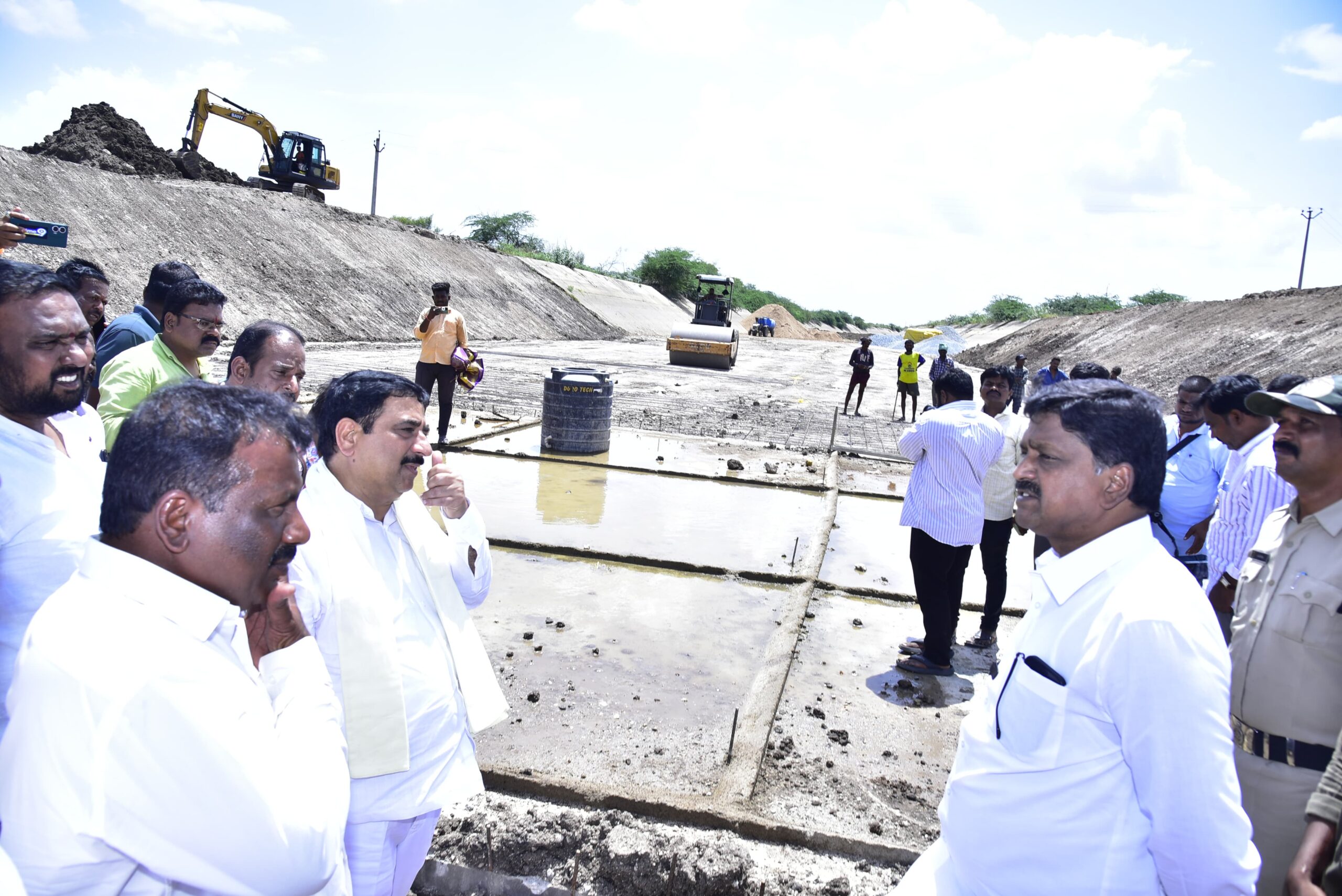 మంత్రి కేశవ -కాలువ అభివృద్ధి పనుల పరిశీలన.