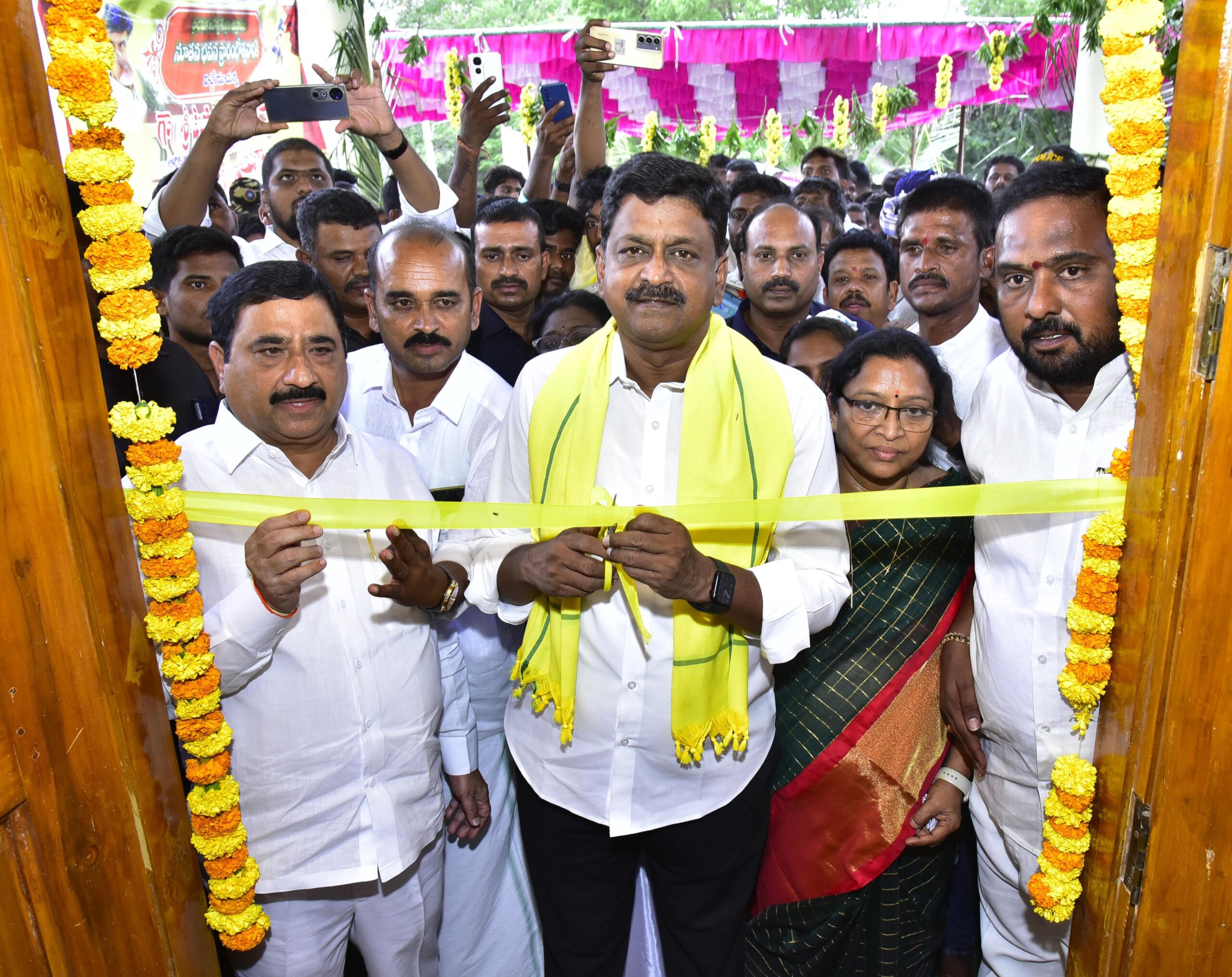 ఆరోగ్య కేంద్రాన్ని ప్రారంభించిన ఆర్ధిక మంత్రి పయ్యావుల కేశవ్.