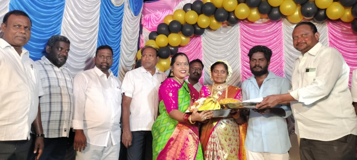 గర్భిణీ స్త్రీని ఆశీర్వదించిన మాజీ డిప్యూటీ సీఎం నారాయణస్వామి కుమార్తె నియోజకవర్గం వైసీపీ ఇన్చార్జ్ కృపా లక్ష్మి